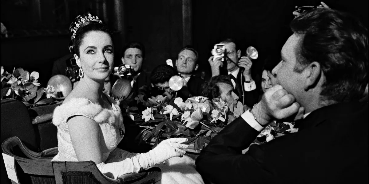 FRANCIA - 16 MARZO: Liz Taylor e Richard Burton alla prima di "Lawrence d'Arabie" a Parigi, Francia, il 16 marzo 1963. (Foto di REPORTERS ASSOCIES/Gamma-Rapho via Getty Images) (dettaglio)