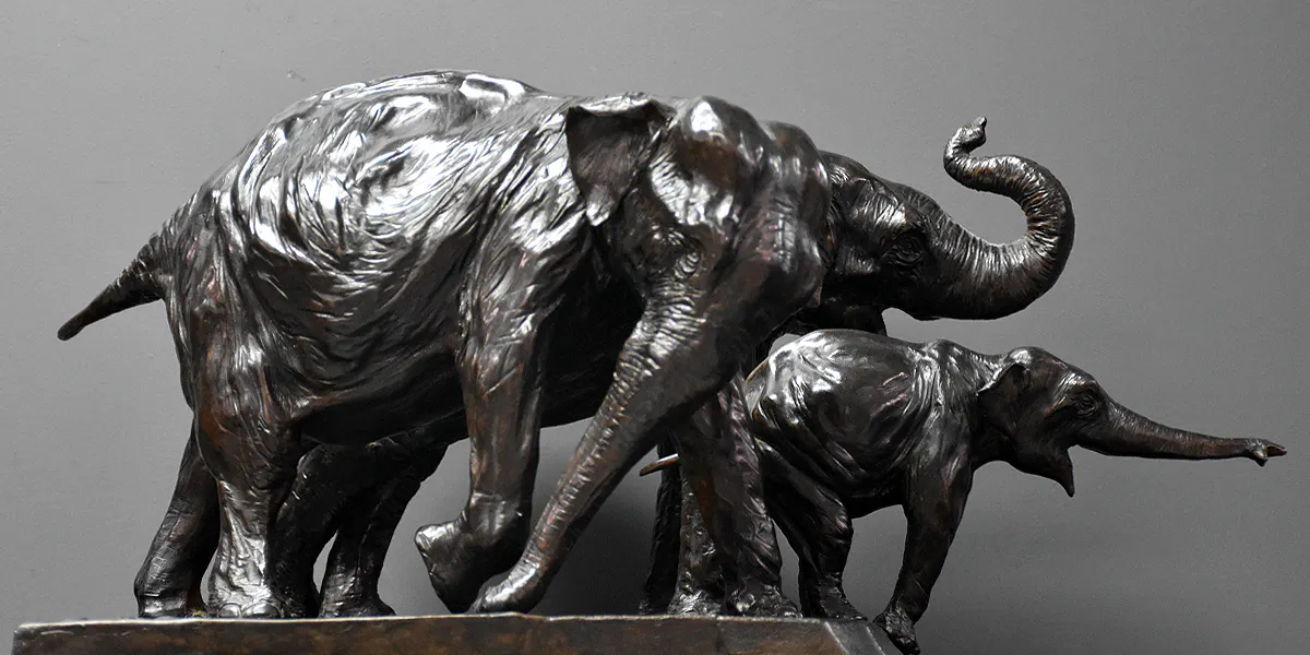 Damien Colcombet (né en 1967), imposant groupe en bronze à patine brune nuancée représentant une famille d'éléphants, image © MJV Soudant