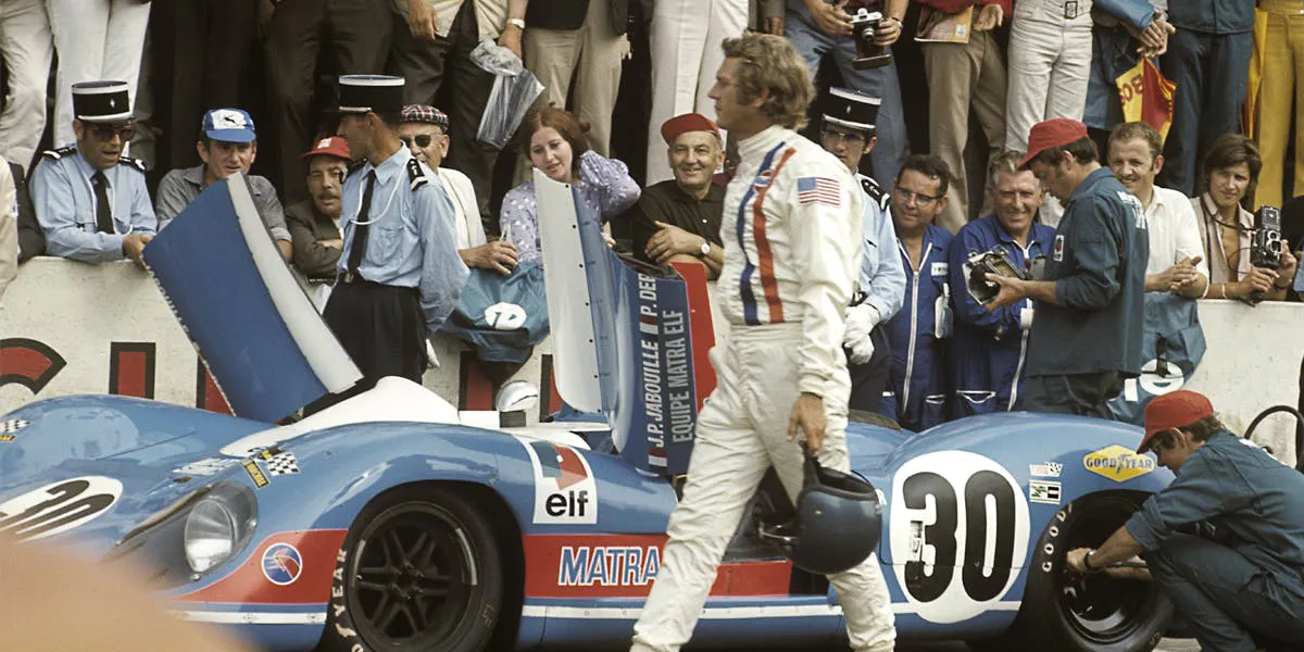 Steve McQueen, Matra-Simca MS660, 24 Stunden von Le Mans, Le Mans, 14. Juni 1970. Hollywoodstar Steve McQueen bei den Dreharbeiten zu seinem Film "Le Mans". Foto von Bernard Cahier via Getty Images (Detail)