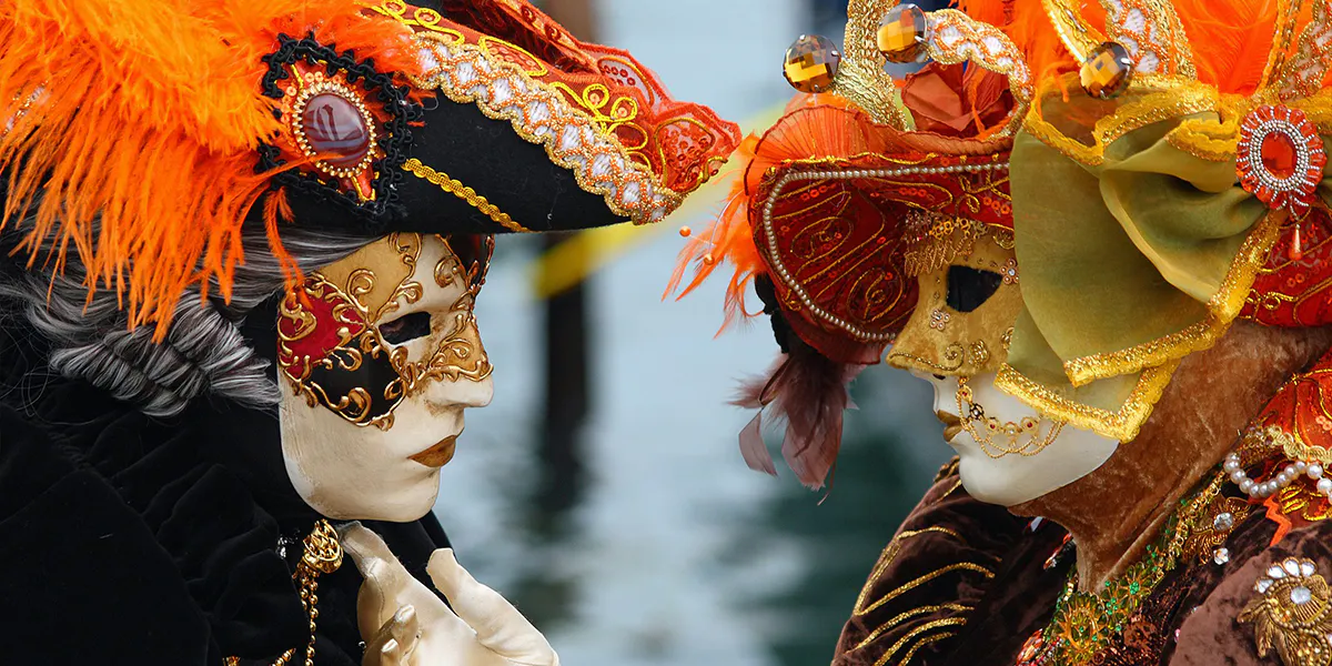 Coppia di innamorati al Carnevale 2010 di Venezia. Foto di Frank Kovalchek from Anchorage, Alaska, USA. Licenza CC BY 2.0 DEED
https://creativecommons.org/licenses/by/2.0