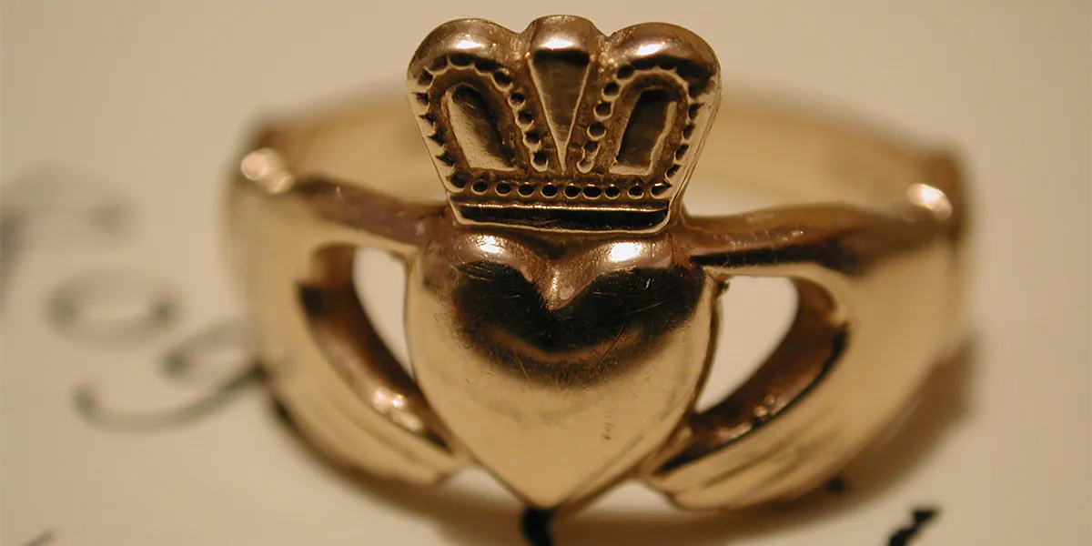Anello claddagh in oro, Royalcladdagh, Licenza CC BY-SA 3.0, Wikimedia Commons