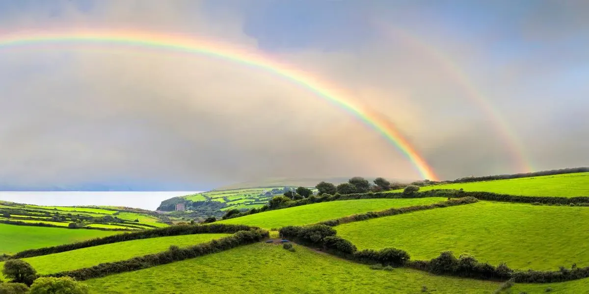 Paysage à double arc-en-ciel dans la péninsule de Dingle, en Irlande. Photo © mikroman6 via Getty Images
