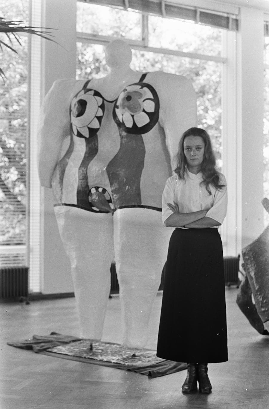 Niki de Saint Phalle at the Stedelijk Museum in Amsterdam. Nikki in front of her works. Photo by Jack de Nijs for Anefo. Photo via Wikimedia Commons, Licence CC0