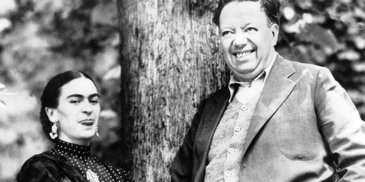 Mexico - 20 avril : le couple mexicain, les peintres Diego Rivera et Frida Kahlo pendant une pause lors du « faux procès » de Léon Trotsky. Diego Rivera, peintre mural et militant de la Patrie communiste révolutionnaire mexicaine avait laissé Trotsky séjourner chez lui pendant son exil. Photo par Keystone-France/Gamma-Keystone via Getty Images (détail)