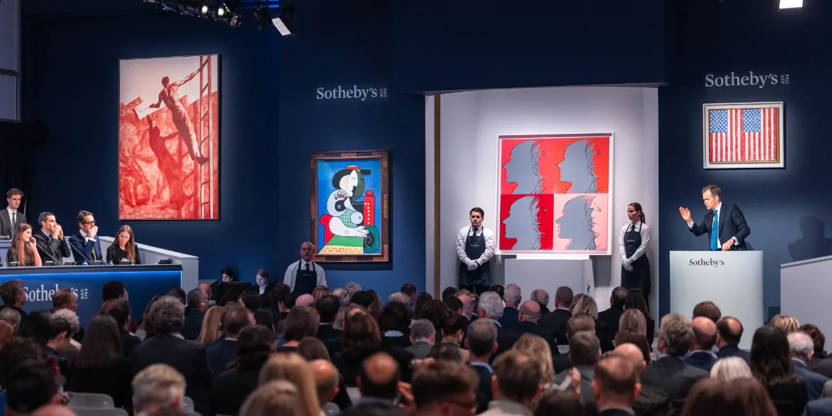 Oliver Barker, presidente e banditore di Sotheby's, mentre fa offerte durante l'asta. Immagine © Sotheby's (dettaglio)