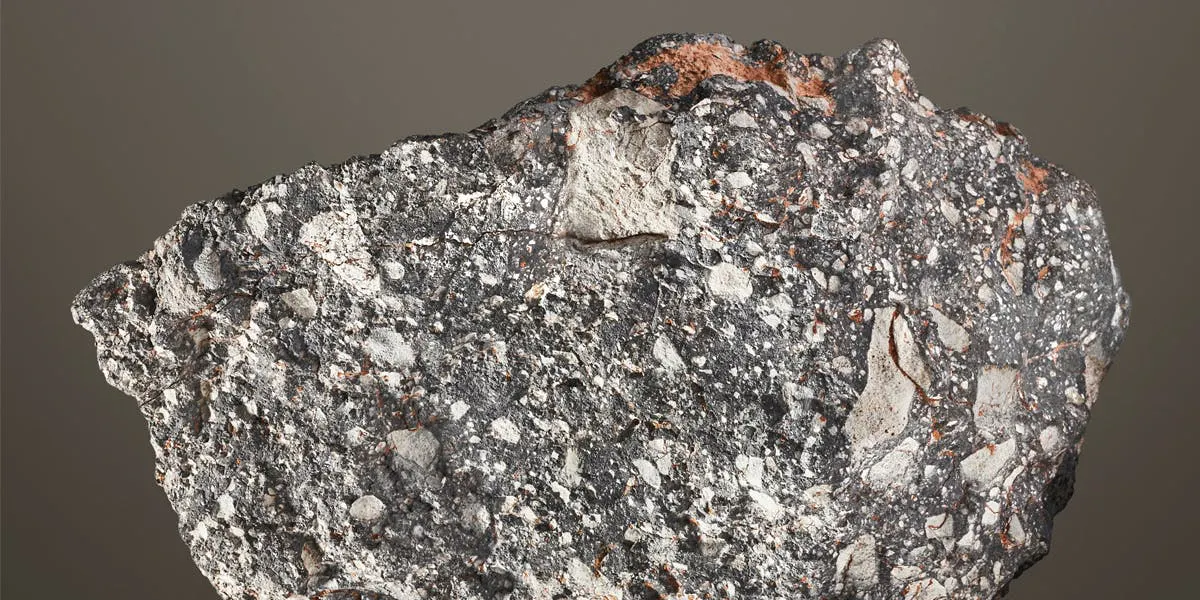 NWA 12691 – Das fünftgrößte Stück des Mondes auf Erden, mondfeldspathaltige Brekzie, 13,535kg, westliche Sahara | Foto: © Christie’s (Detail)