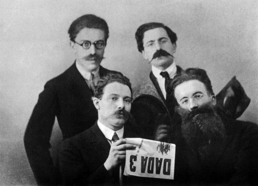 Dadisterna André Breton, René Hilsum, Louis Aragon och Paul Éluard, med skriften Dada 3, 1919. Foto: Apic via Getty Images
