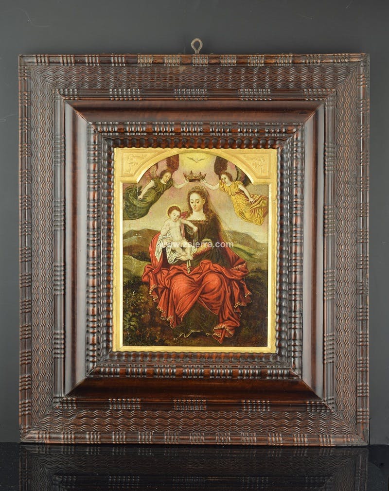 Óleo sobre tabla. &quot;Virgen con Niño coronada por ángeles&quot;. Anónimo de Escuela Española (siglo XVI)