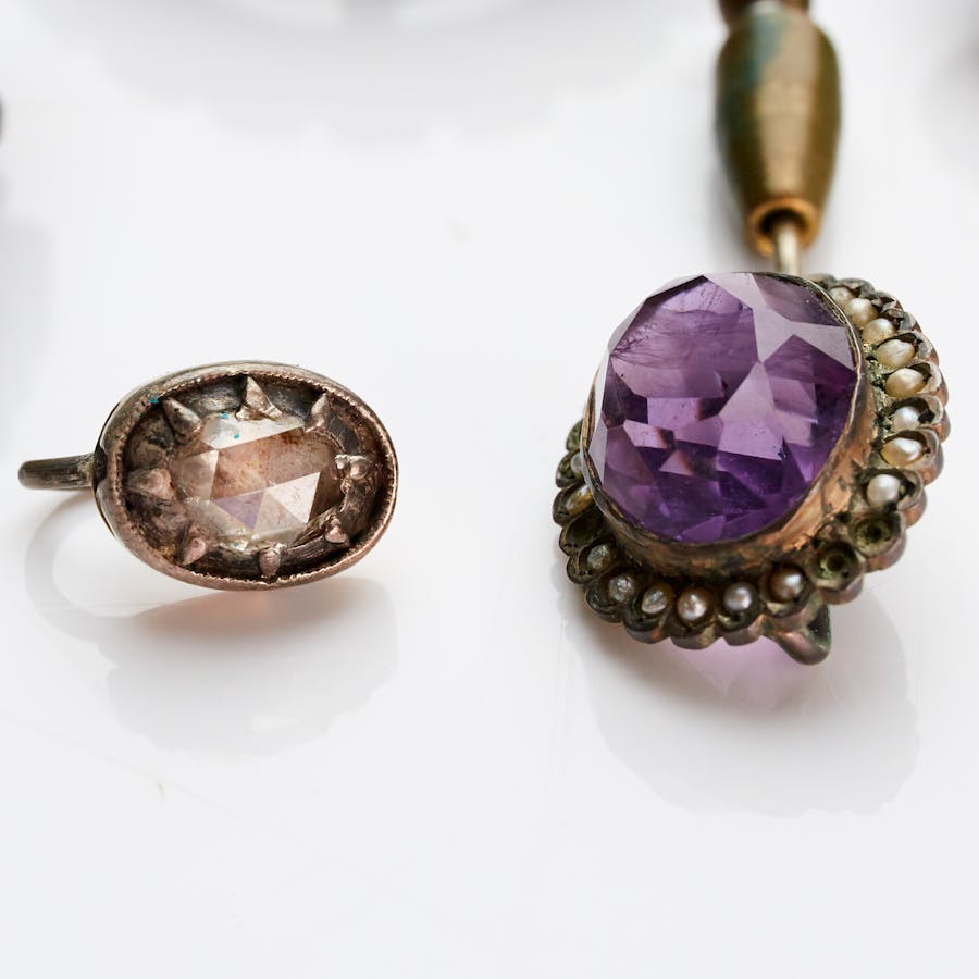 Silver tie pin with amethyst surrounded by pearls. Photo © Stockholms Auktionsverk