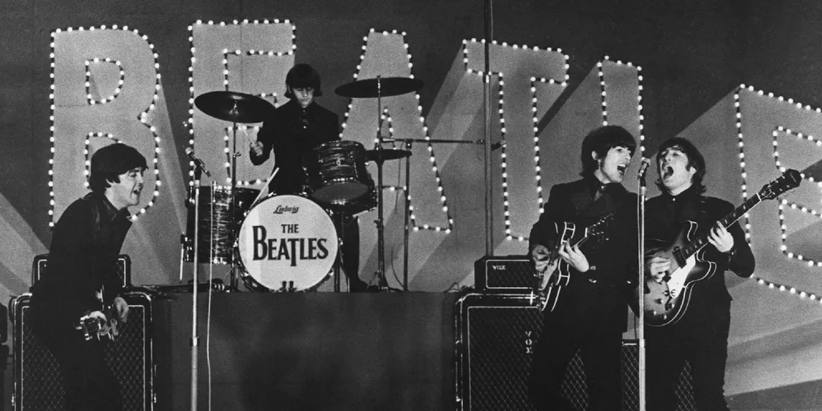 Questa foto scattata il 30 giugno 1966 mostra il gruppo britannico dei Beatles, (da sinistra a destra) Paul McCartney, Ringo Starr, George Harrison e John Lennon, durante il loro concerto al Budokan di Tokyo. Foto di JIJI PRESS/AFP via Getty Images (dettaglio)