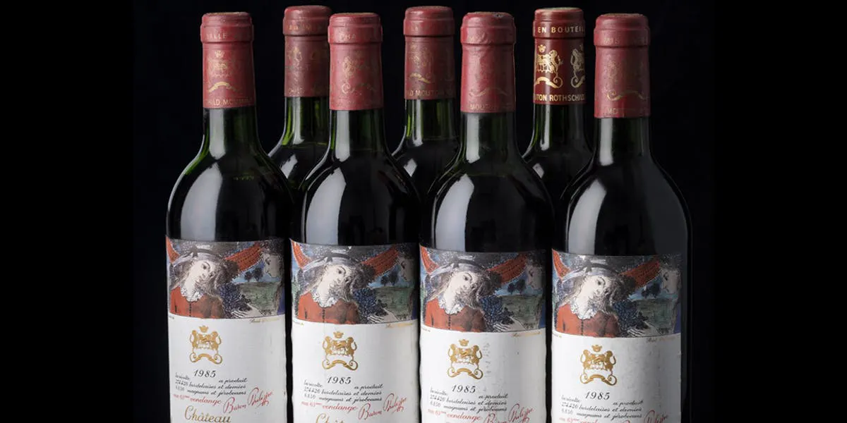 Chateau Mouton Rothschild 1985. Premier Grand Cru Classé, Pauillac, 8 flaskor, uppskattat pris 800-1 200 euro. Foto © Wannenes (detalj)