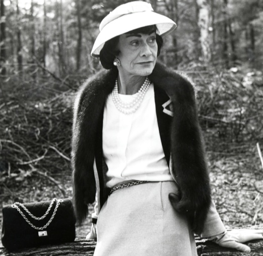 Coco Chanel med den klassiska v&auml;skan 2.55. Foto: via vintagefashionguide.com
