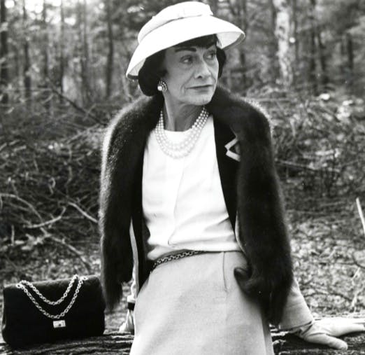 Coco Chanel med den klassiska väskan 2.55. Foto: via vintagefashionguide.com