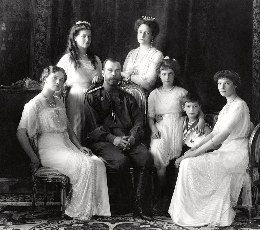 Nikolaus II. mit seiner Familie. Von links nach rechts: Olga, Maria, Nikolaus II., Alexandra Fjodorowna, Anastasia, Alexei und Tatjana, Liwadija-Palast, 1913. Foto gemeinfrei