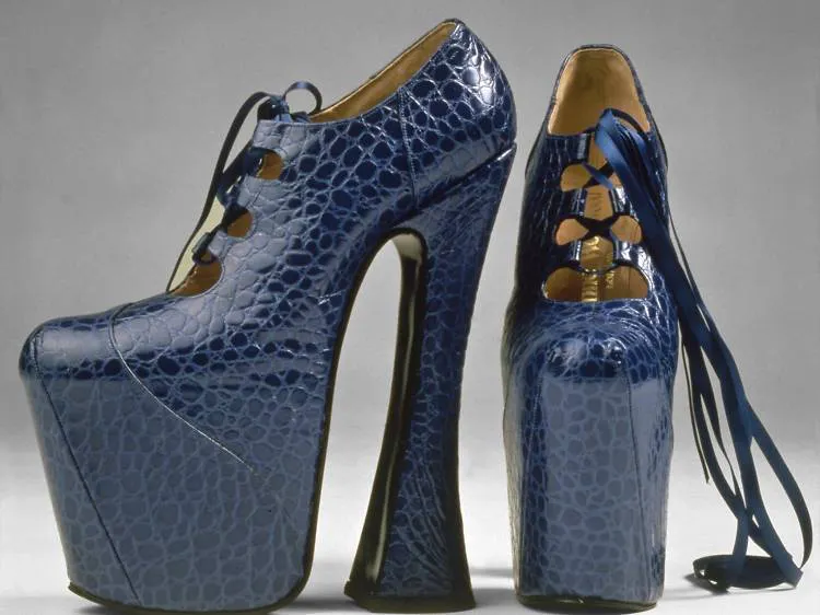 Vivienne Westwood Blue Leather Gillies. Foto V&A