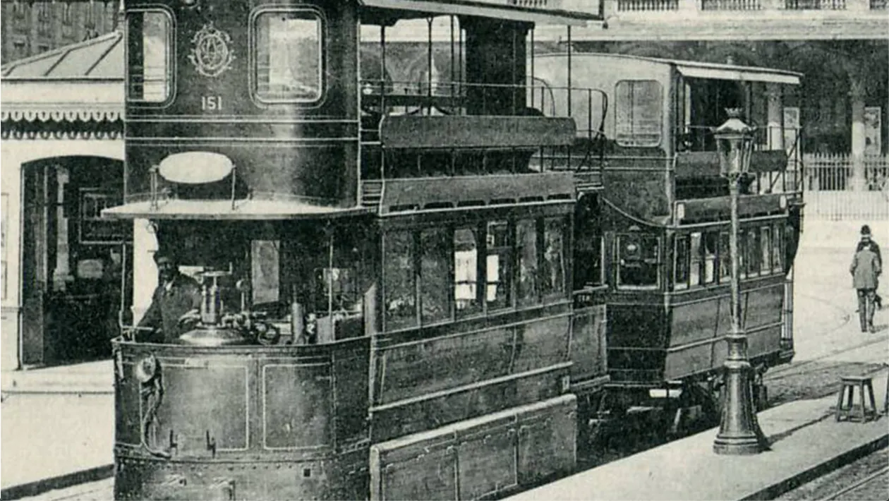Mit Druckluft betriebene Straßenbahn in Paris um 1900 | Foto via Wikipedia