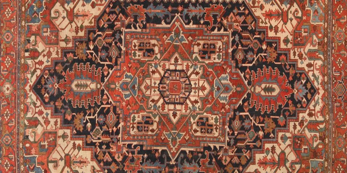 Tappeto antico persiano Heriz. Data circa: 1920. 3,75 m x 2,92 m. Immagine © Nazmiyal Auctions (dettaglio)
