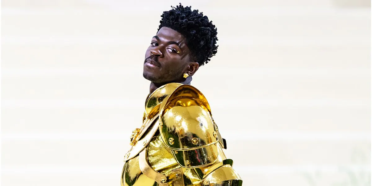 NEW YORK - 13. SEPTEMBER: Rapper Lil Nas X besucht die Met Gala 2021 "Celebrating In America: A Lexicon Of Fashion" im Metropolitan Museum of Art am 13. September 2021 in New York City. Foto von Gilbert Carrasquillo / GC Images (Detail)