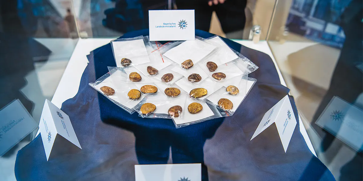 Queste 18 pepite d'oro, sequestrate dagli inquirenti in possesso di uno dei quattro sospettati, con ogni probabilità fanno parte del tesoro d'oro celtico rubato a Manching nel novembre 2022. Foto © BLKA (dettaglio)