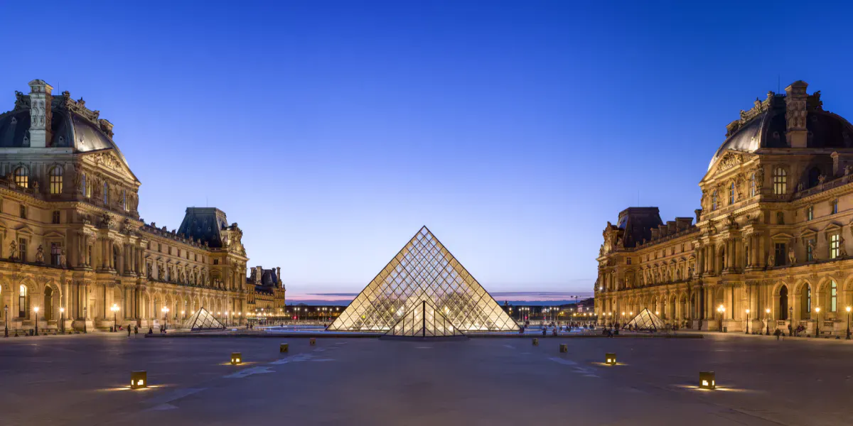 Vue ouest sur la cour Napoléon du musée du Louvre, au crépuscule. Photo de Behn Lieu Song  / Licence CC BY-SA 4.0

