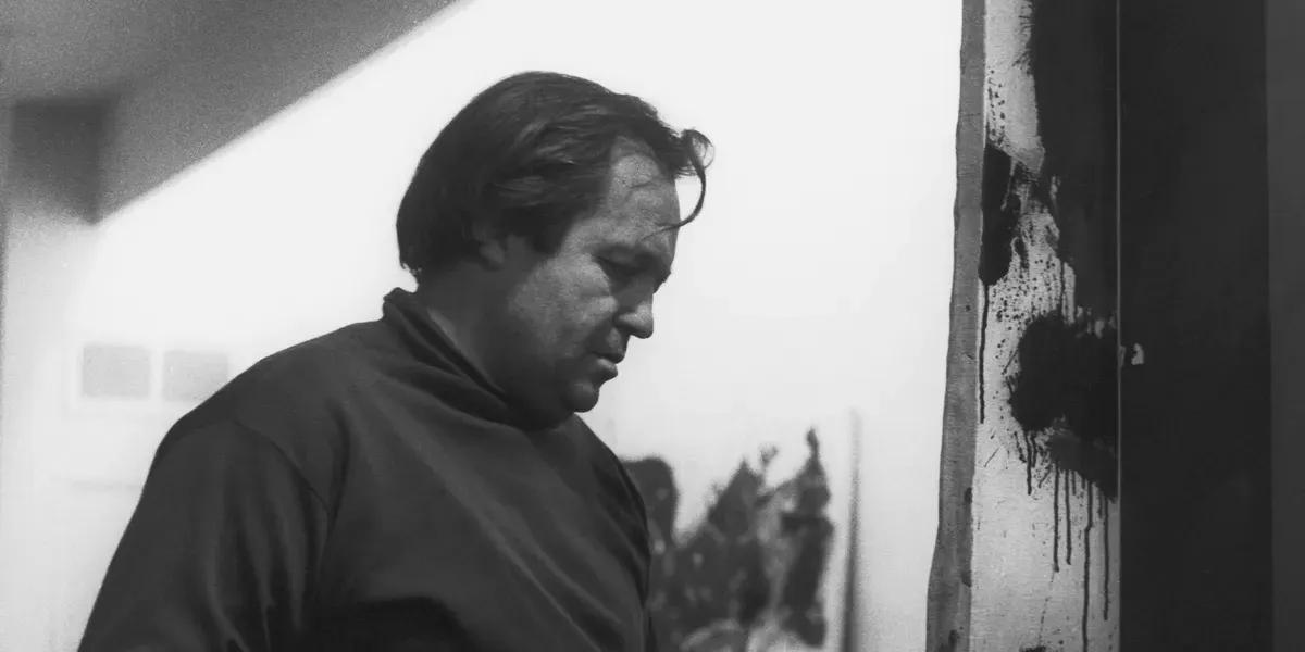 L'artiste américain Sam Francis (1923-1994) présente une exposition à la Martha Jackson Gallery de New York, vers 1970. Photo Arthur Swoger via Getty Images
