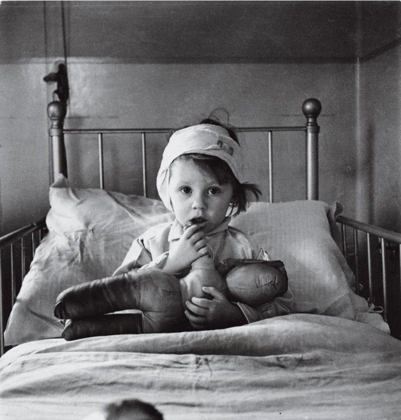 Cecil Beaton, Eileen Dunne, London Bomb Victim (1940), silver print. Photo © Sotheby's