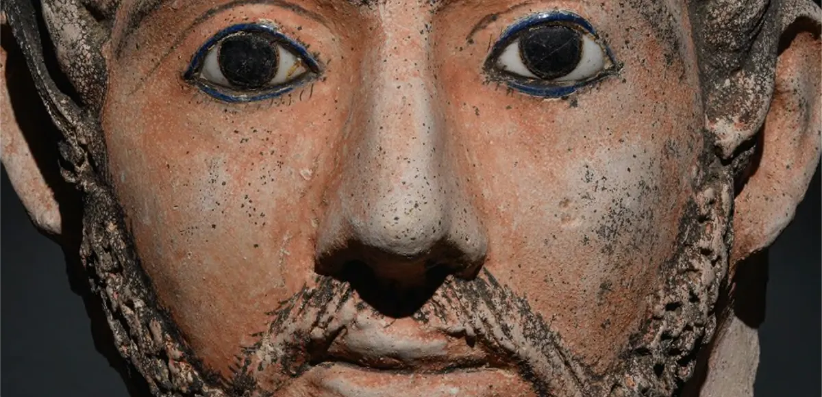Kopf eines Mannes aus Keramik, Ägypten, griechisch-römische Periode. Foto © Pax Romana (Detail)