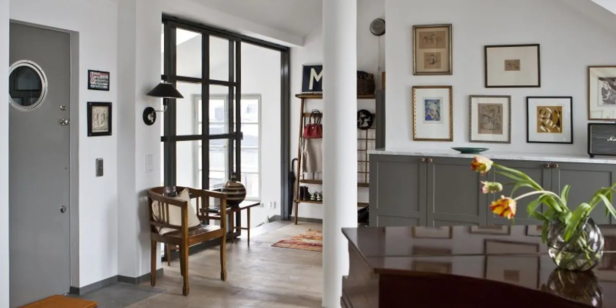 Mit skandinavischen Vintage-Möbeln und Textilien in leuchtenden Farben haben die Eigentümer der Wohnung, Eva und Lars, diese in einen harmonischen Traum verwandelt. Foto © Kent Billeqvist