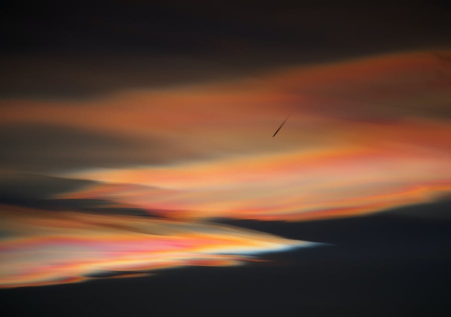 Un avion transperçant des « nuages nacrés », image © Vidar Nordli-Mathisen
