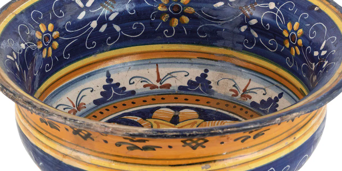 Polychrome majolica cup, furnace by Montelupo, 17th century, decorated with the heraldic arms of the Medici family of Florence (detail). Photo © Wannenes