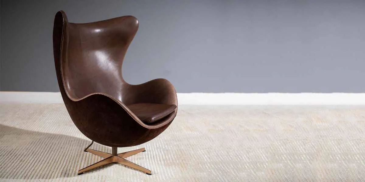 Arne Jacobsen för Fritz Hansen, 'Ägget', 2008, läder, mocka och brons. Foto © deVeres