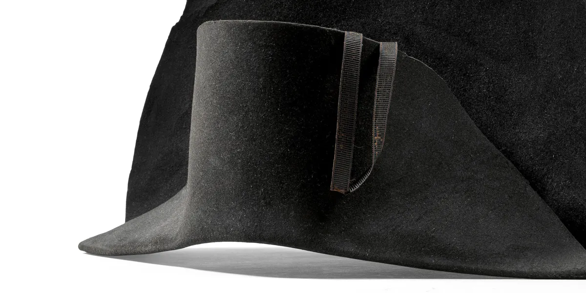 Le chapeau de l'empereur Napoléon Ier, début du XIXe siècle, bicorne impérial en feutre de castor noir et soie, probablement porté lors des batailles d'Iéna et d'Auerstadt, en 1806, attribué à Poupart & Cie. Photo © Bonhams (détail)
