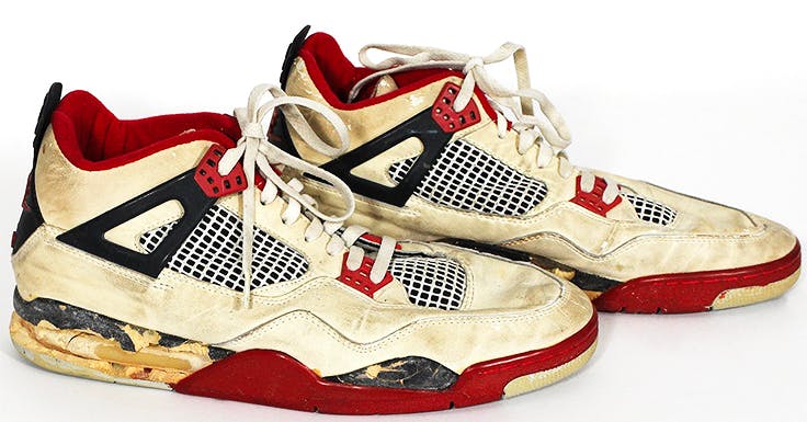 Fire Red, ikoniska Nike Air Jordan 4, burna av Michael Jordan under året de släpptes, 1989. Slutpriset landade på cirka 27 000 kronor, 2019. Foto: Barnebys prisbank