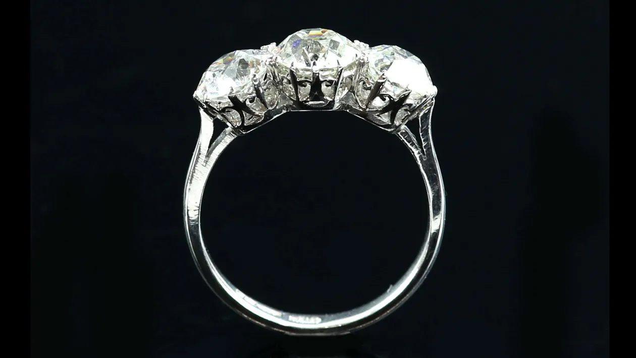 Anillo de diamantes de corte antiguo. Imagen vía: Ewbank's