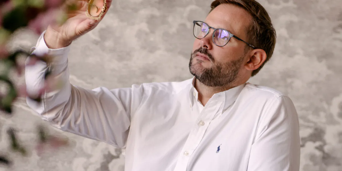 Simon Hofer, Gründer von Hofer Antikschmuck. Foto © Hofer Antikschmuck, Berlin