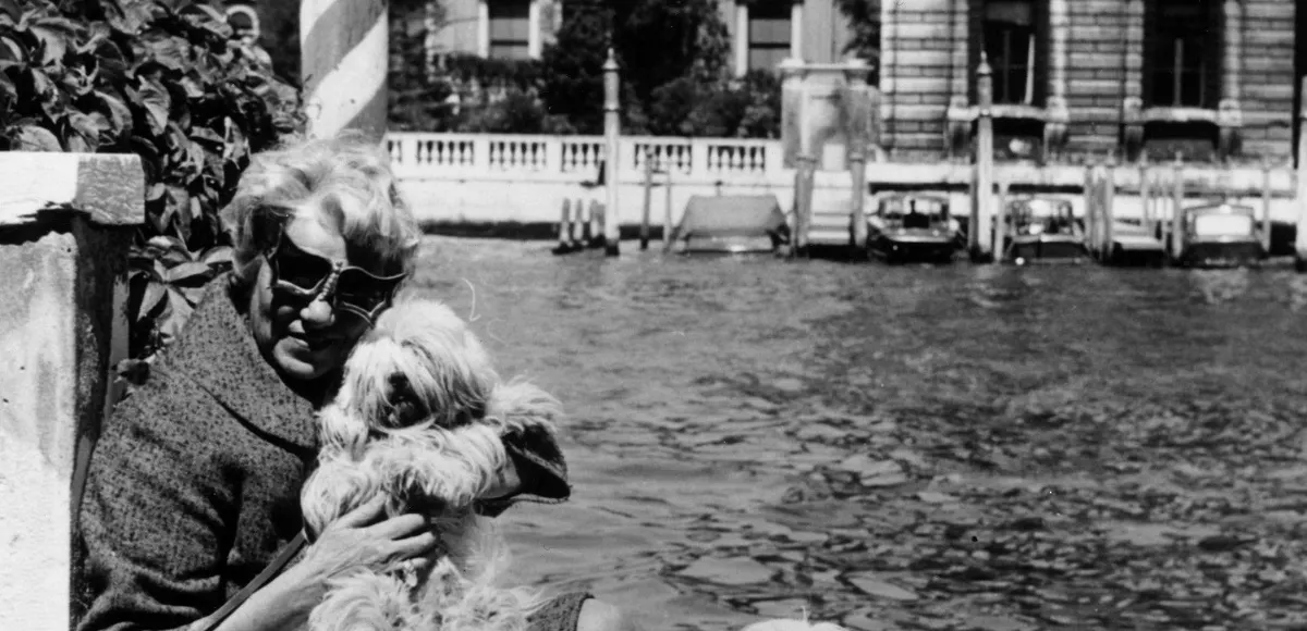 La coleccionista de arte estadounidense y millonaria Peggy Guggenheim en el Gran Canal (1964). Imagen vía: © Keystone / Getty Images