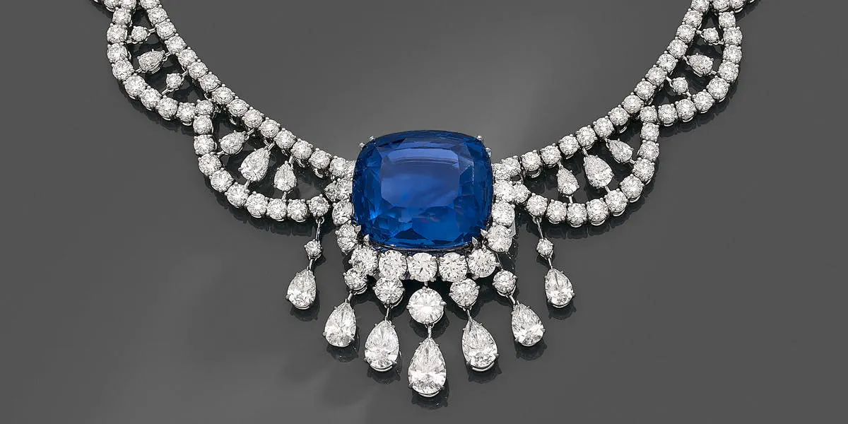 Halsband i platina med diamanter och safir, 98.71 ct. Foto © HVMC