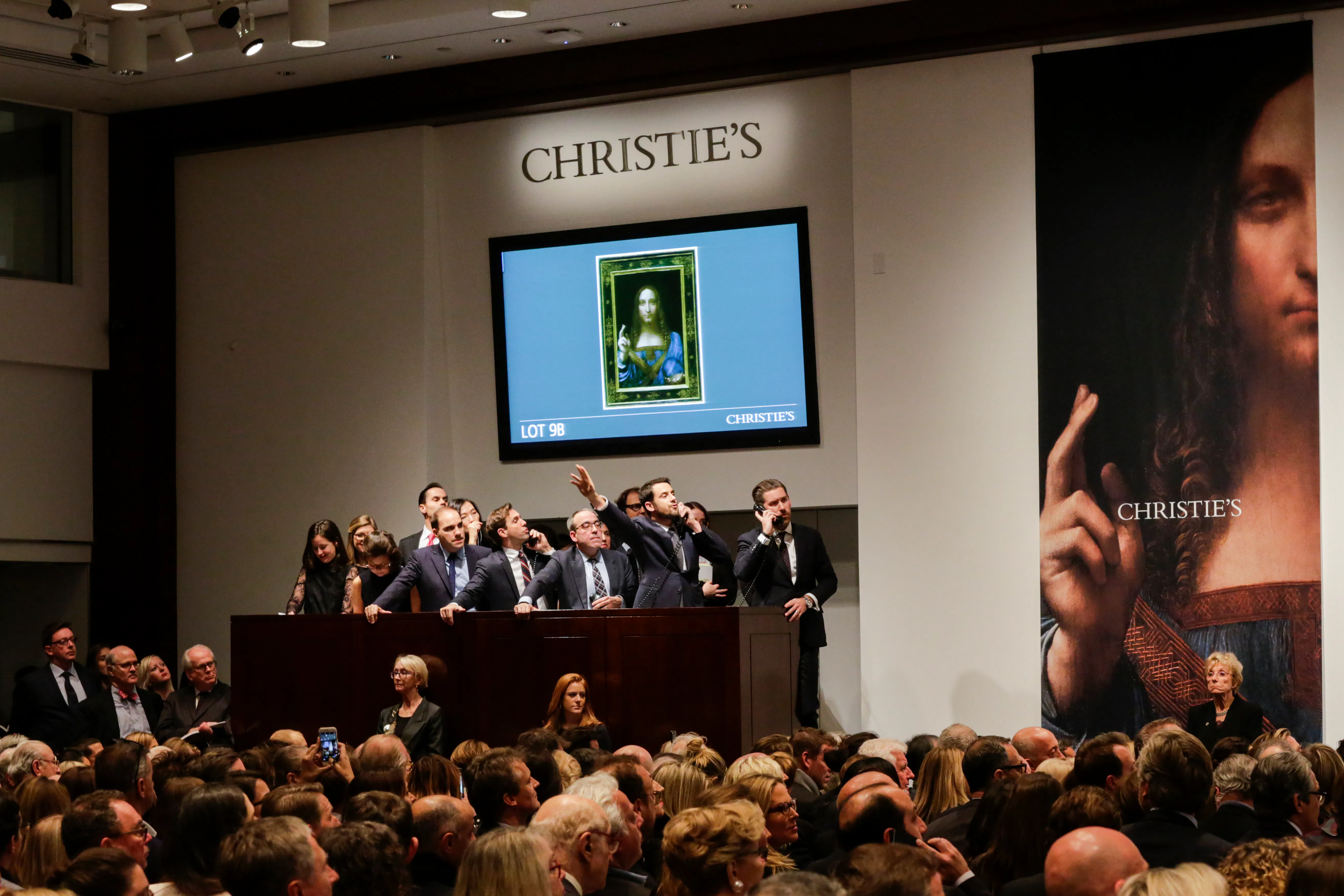 Agenti parlano al telefono con i loro clienti mentre fanno offerte all'asta del "Salvator Mundi" di Leonardo da Vinci durante la vendita serale di arte contemporanea e del dopoguerra da Christie's il 15 novembre 2017, a New York. Il capolavoro ritrovato del Maestro del Rinascimento vende per la storica cifra di $ 450.312.500, cancellando il precedente record mondiale per l'opera d'arte più costosa all'asta. Foto: Eduardo Munoz Alvarez via Getty Images