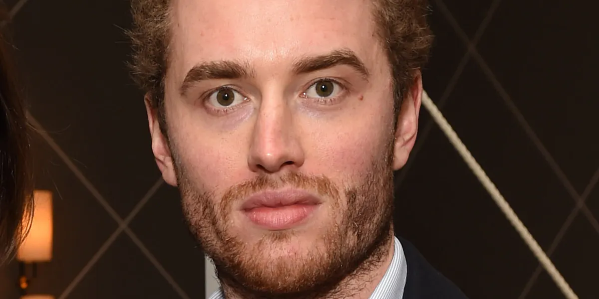 Inigo Philbrick assiste à l'ouverture de l'exposition Jean Royere à la Galerie Patrick Seguin de Londres, le 25 février 2016 à Londres, en Angleterre, image © Stuart C. Wilson / Getty Images pour la Galerie Patrick Sequin (détail)