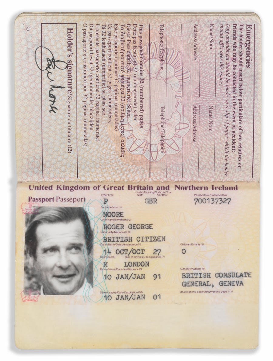 Il passaporto di Roger Moore, ampiamente utilizzato negli anni 1991-2001. Foto © Bonhams