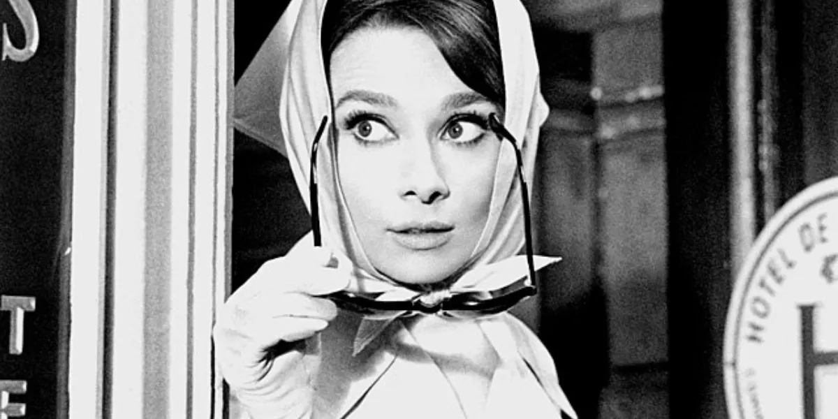 Foto pubblicitaria di Audrey Hepburn per il film Charade (1963). Immagine di pubblico dominio.