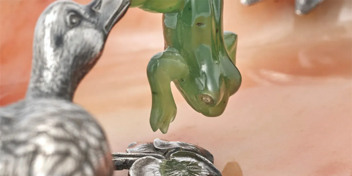 Skål gjord av aventurin med gäss i silver och en groda i nefrit (detalj). Foto © Christie's