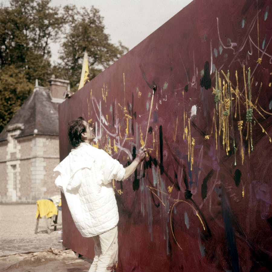 FRANCE - JANUARY 01: The French artist Georges Mathieu painting a canvas in the courtyard of the Chateau de Courances near Fontainebleau in France in 1960. He painted in the 1h24 and will sell 5000 livres sterling (Photo by Keystone-France/Gamma-Keystone via Getty Images)