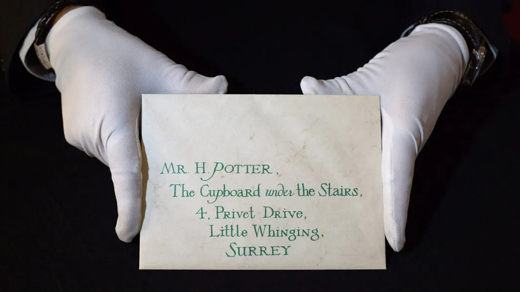 Harry Potters Hogwarts-Zulassungsbescheid mit Wachssiegel aus Harry Potter und dem Stein der Weisen (2001) mit einem Schätzwert von 3.000-5.000 GBP wird vor der Auktion für seltene Film- und TV-Erinnerungsstücke von Prop Store am 14. September 2016 beim BFI IMAX in London ausgestellt | Foto: John Phillips/Getty Images