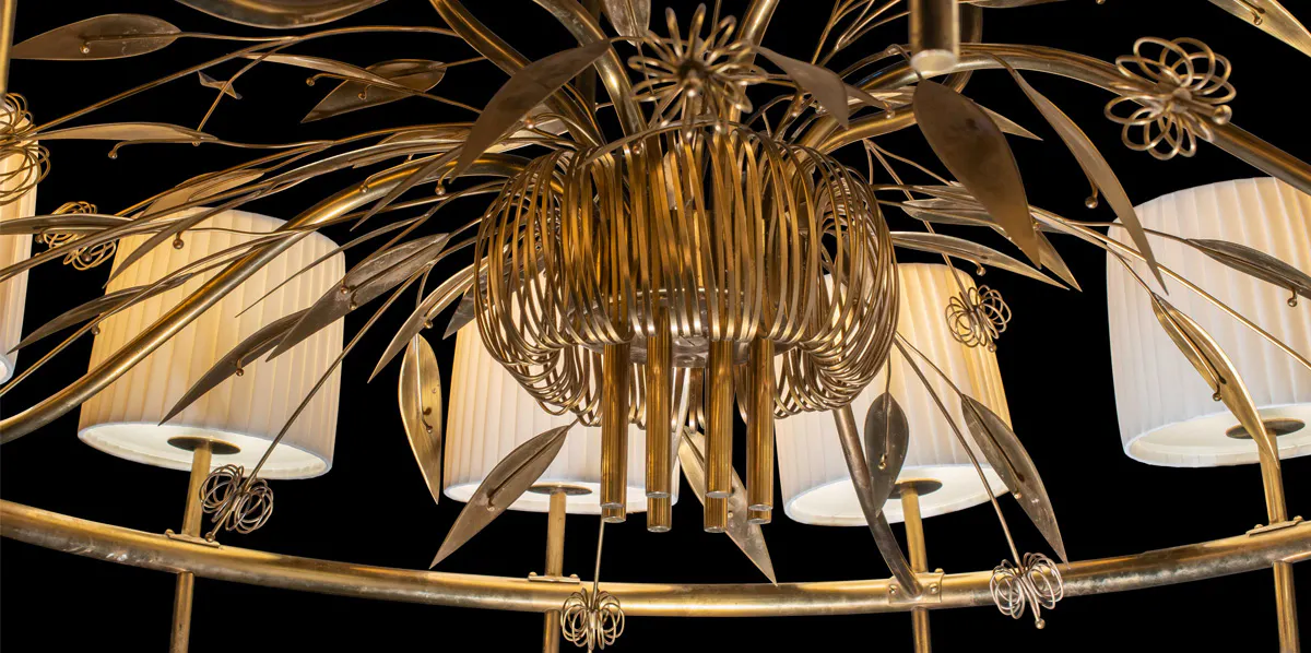 Paavo Tynell (1890-1973), taklampa, mässing, textil och glas, Taito Oy, 1950, 160 × 140 cm (detalj). Foto © Artcurial