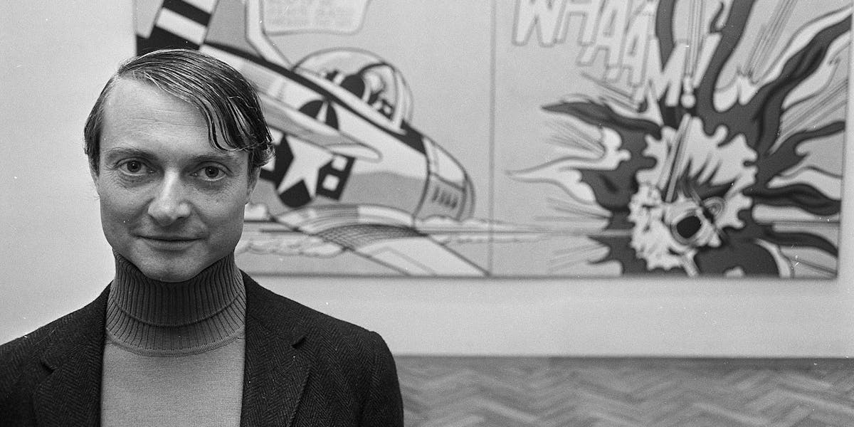 Roy Lichtenstein (1923-1997) in front of his painting ‘Whaam!’ at an exhibition at the Stedelijk Museum, 1967. Photo: Wiki Commons