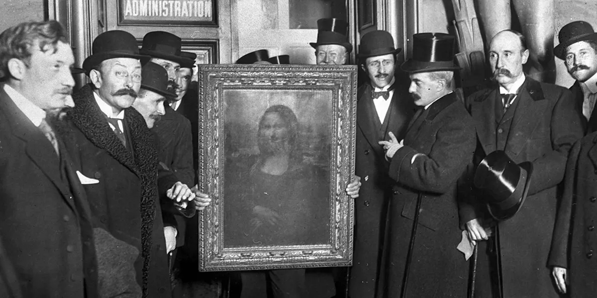 PARIGI - 4 GENNAIO: La gente si riunisce intorno alla Gioconda il 4 gennaio 1914 a Parigi, in Francia, dopo che era stata rubata dal Museo del Louvre da Vincenzo Peruggia nel 1911. (Foto di Roger-Viollet/Getty Images)