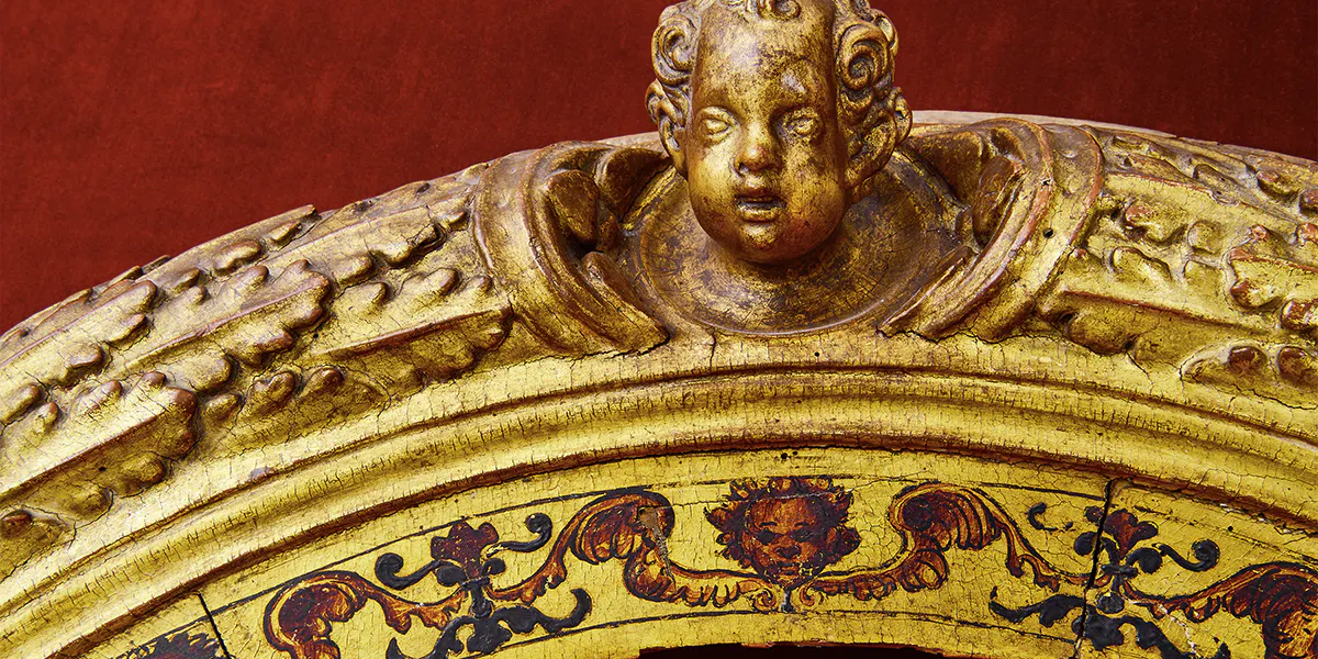 Musealer Tondo-Rahmen Florenz, Anfang 16. Jh., Gold gefasstes Holz mit polychromer Bemalung, Lichtmaß Ø 64 cm, Außenmaß Ø 106 cm. Foto © Kunstauktionshaus Schlosser (Detail)
