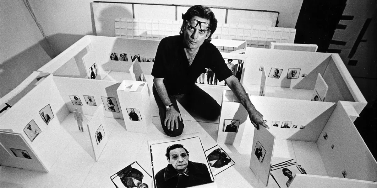 Richard Avedon organizza la sua retrospettiva alla Marlborough Gallery di New York, 27 agosto 1975. (Foto di Jack Mitchell / Getty Images)