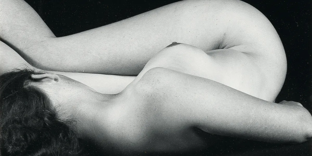 Edward Weston (1886 Highland Park – 1958 Carmel-by-the-Sea), „Nude“, 1934, späterer Silbergelatineabzug auf Fotopapier von Cole Weston, ca. 9 x 11,5 cm (Blattgröße ca. 33,5 x 38 cm). Foto © Karl & Faber (Detail)